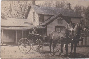 Vista vintage de caballos y vagones - Imagen 1 de 2