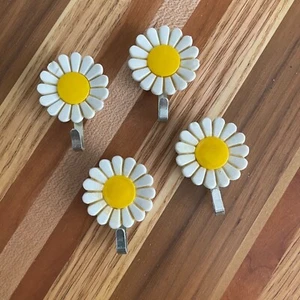 4 ganci magneti frigo margherita vintage bianco giallo plastica design fiori - Foto 1 di 5