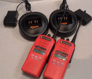 2 X Motorola HT1250 LS+ UHF 450-512MHz 4W 16CH Radiotelefony dwukierunkowe AAH25SDH9DP5AN - Zdjęcie 1 z 10