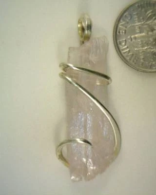 Fragmento de kuncita rosa natural de 23,87 quilates en plata de ley colgante envolvente artística Foto 1 de 4