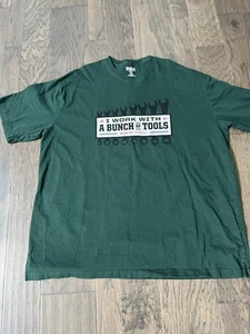 Duluth Trading Herren Longtail T-Shirt 2XL grün "Ich arbeite mit einem Bündel Werkzeuge" - Bild 1 von 3