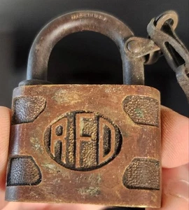 ANTIQUE VINTAGE CORBIN RFD POST OFFICE MAIL BRASS PADLOCK LOCK NO KEY - Imagen 1 de 6