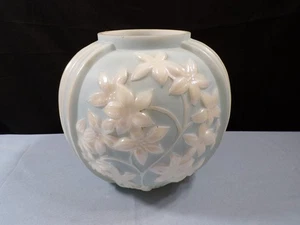 Jarrón de vidrio Phoenix - azul con flores blancas en relieve de 6 1/2" de alto - Imagen 1 de 7