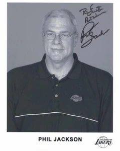 FOTO AUTÓGRAFA FIRMADA POR PHIL JACKSON 8X10 - LEGENDARIO ENTRENADOR DE LOS ANGELES LAKERS - Imagen 1 de 2