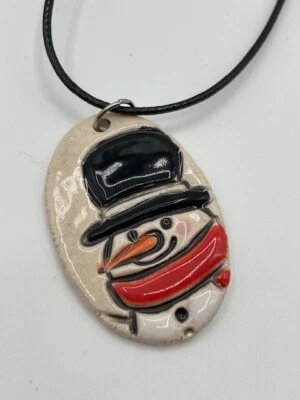 Collar colgante de cerámica de muñeco de nieve hecho a mano acabado brillante decoración navideña idea de regalo Foto 1 de 4