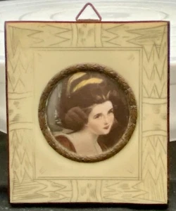 QUADRO MINIATURA VINTAGE 'LADY HAMILTON' DOPO RITRATTO DI ROMNEY, OTTONE/SPINA DORSALE, c1910 - Foto 1 di 4