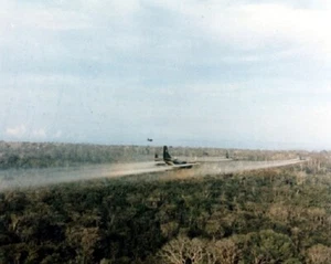 Agente de pulverización de aviones C-123 militar de EE. UU. naranja 8x10 foto de la guerra de Vietnam 554 - Imagen 1 de 1