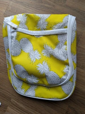 Bolsa de Maquillaje Colgante Sage & Emily Bolsa de Baño y Cuerpo Amarilla con Piñas Foto 1 de 4