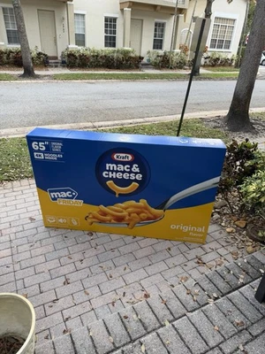 Caja Kraft Original Mac & Cheese Mac Friday 65", 65 unidades de 7,5 oz B Foto 1 de 2