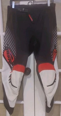 MSR Axxis 摩托车越野骑行裤 - 黑色带红色和白色 - 男式 36 码 — 第 1/4 张图片