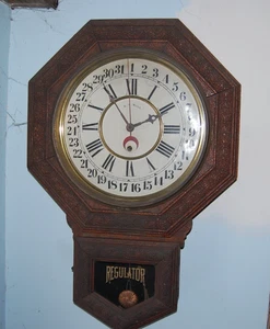 Große 25" verzierte E.N. WELCH Achteck Regulator Kalender Wanduhr - Bild 1 von 8