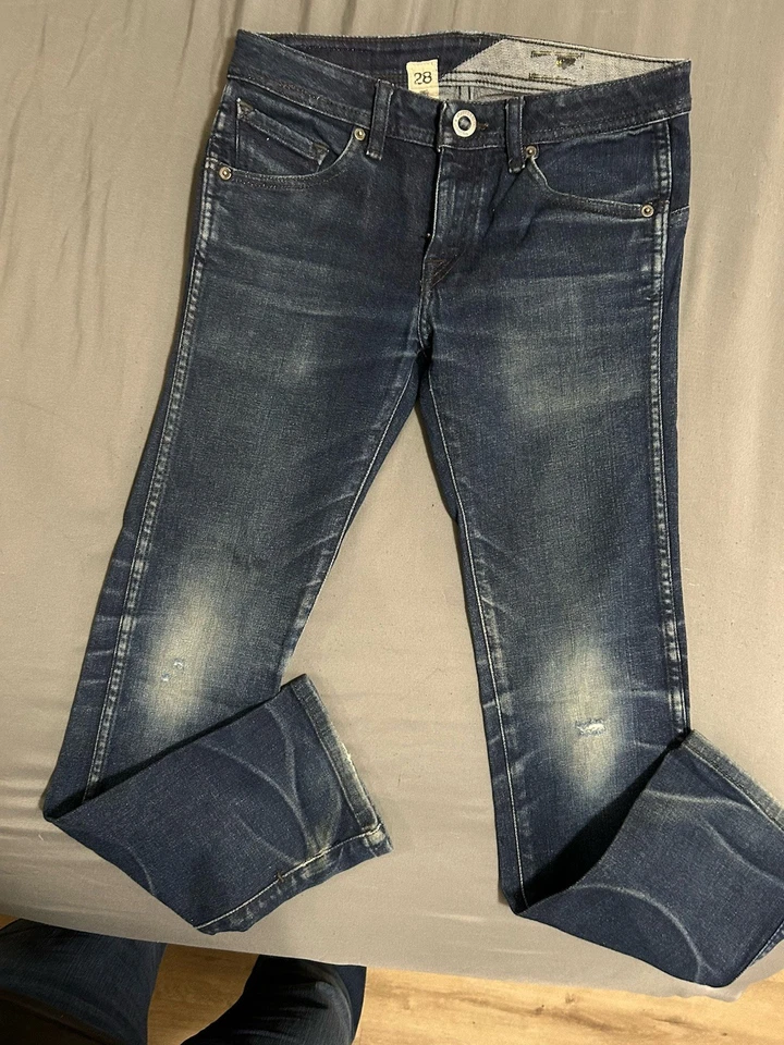 Liberated By Volcom 青少年 28 码直筒牛仔裤 — 第 1/3 张图片