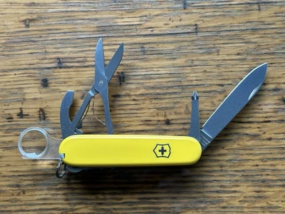 Victorinox Swissbianco Yeoman MK. III Personalizado con Escalas Amarillas Foto 1 de 4