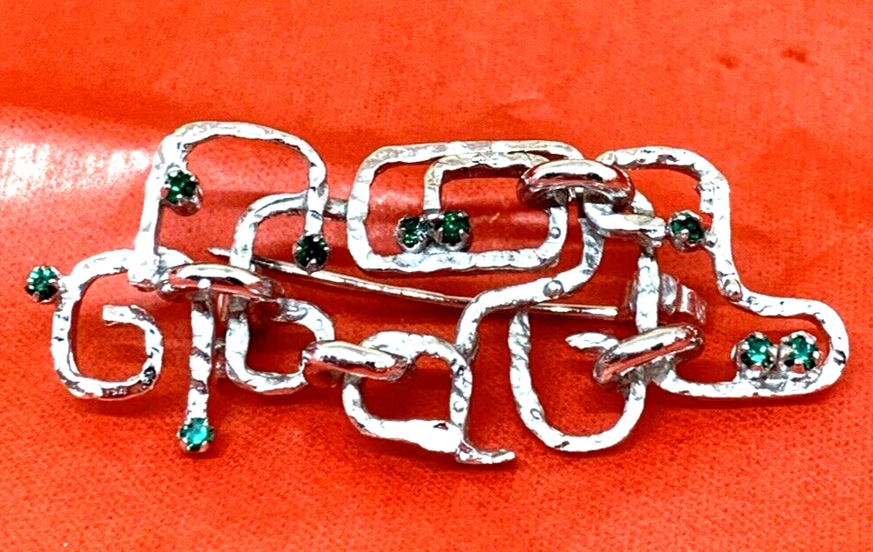 SPILLA IN ARGENTO 800 MODERNISTA, ANNI 70 MARTELLATA E LUCIDA CON 9 PIETRE VERDI - Immagine 1 di 4