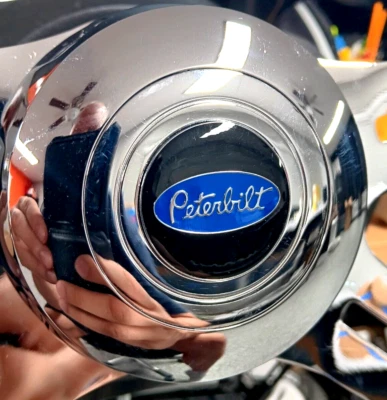 Peterbilt Volante Bocina Botón Metal Emblema 3m Azul Foto 1 de 4