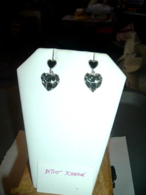 PENDIENTES NEGROS CRISTALES DE DIFERENTES FORMAS DENTRO DE CORAZONES Betsey Johnson perforados nuevos con etiquetas Foto 1 de 4