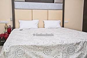 White Mirror work Bedspread Indian Embroidered Blanket Ethnic Throw Large Quilt - Picture 1 of 3