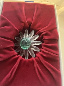 SWAROVSKI CRYSTAL 2001 Green MARGUERITE DAISY FLOWER PERFECT IN BOX - Picture 1 of 2