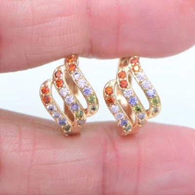 Pendientes Huggie Curvos Triple Líneas Topacio Arco Iris Elegante Relleno Oro Amarillo 18K Foto 1 de 4