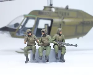 Juego de preventa (03 figuras) helicóptero pilotos y artillero 1:48 modelo construido profesional - Imagen 1 de 11