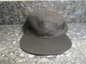 Gorra Yamaha "Revs Your Heart" de béisbol camioneros negra sobre malla negra NUEVA - Imagen 1 de 6
