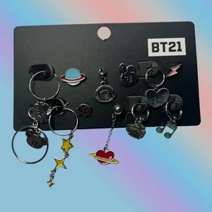 BT21 Space and Stars Characters Mismatch Ohrstecker und Creolen Set - Bild 1 von 2