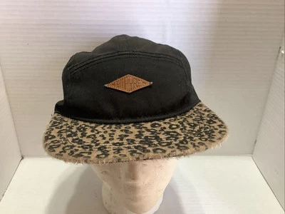Gorra Empyre de cuero con tirantes 5 paneles estampado de leopardo Foto 1 de 4