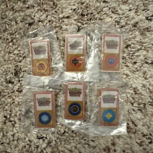 Lote de insignias de gimnasio de colección de prendedores de liga de juego comercial Pokémon 1999 y 2001 (6 prendedores) - Imagen 1 de 1