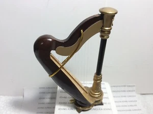 ORNAMENTO DE INSTRUMENTO MUSICAL ARPA Nuevo en caja blanca Arpa tiene cordón dorado Broadway - Imagen 1 de 3