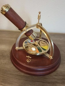 Caja de música de vitral de cuerda caleidoscopio madera giratoria latón cubierta superior limitada - Imagen 1 de 6