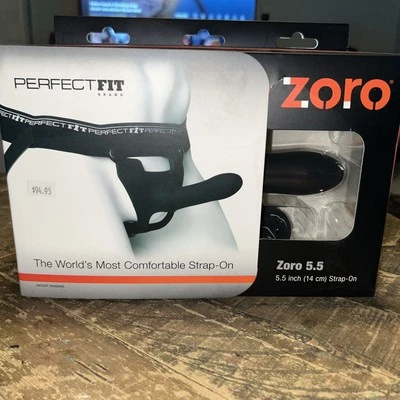 Arnés con correa Perfect Fit Zoro 5,5" con consolador negro Foto 1 de 4