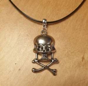 SKULL & CROSSBONES LEATHER NECKLACE 17 INCH MENS WOMENS TIBETAN SILVER PENDANT A - Picture 1 of 2