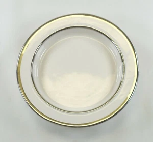 The White Barn Candle Co PLACA PILAR BORDE PLATEADO decorativo coleccionable sc - Imagen 1 de 3