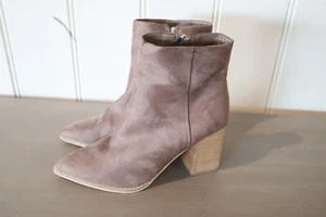 Sportsgirl Size 8 Womens Taupe Micro Zip Chelsea Block Heel Boots RRP $89.99 - Picture 1 of 8