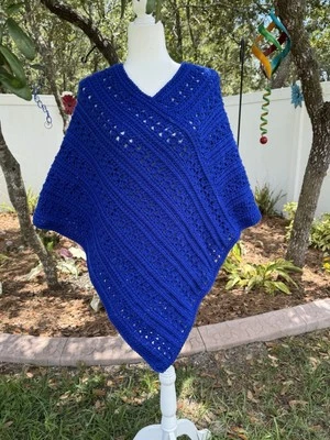 NUEVO Poncho Hecho a Mano Crochet Azul Real Texturizado Tejido Boho Suave Envoltura Cuello en V Mujer Foto 1 de 4