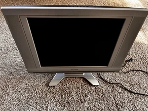 Retro Gaming TV 2006 Era LCD TV 4:3 Square 20" NO REMOTE Sylvania 6620LG - Picture 1 of 6