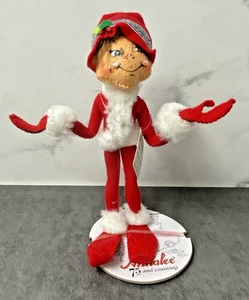 Bambola di Natale Annalee 2013 Rosso Argento Scintillante Elfo Stand Mobiliy 75 anni 10" - Foto 1 di 7
