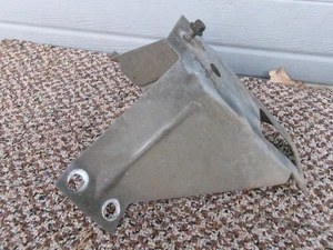 1987-1991 F150 F250 F350 BRONCO 460 SOPORTE INFERIOR DE LATA DE CARBÓN EVAP y perno - Imagen 1 de 4