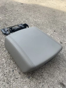 14-21 Kia Sedona Center Console Lid Armrest Gray Grey Leather OEM - Bild 1 von 4