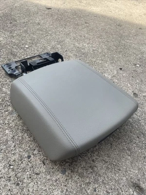 Apoyabrazos tapa consola central Kia Sedona 14-21 cuero gris OEM Foto 1 de 4