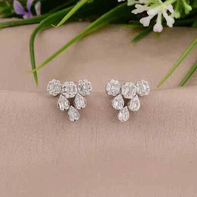 Aretes baguette de diamantes creados en laboratorio de 1 quilate para mujer enchapados en oro blanco de 14 k Foto 1 de 3