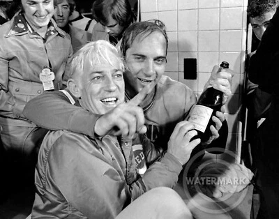 JOHNNY BENCH & SPARKY ANDERSON Photo 1975 WORLD SERIES 8x10 11x14 or 16x20 (M1) - Image 1 of 4