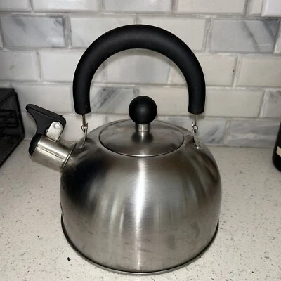 Pequeña tetera de 1,5 cuartos de galón con mango plegable para almacenamiento Foto 1 de 2