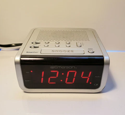 Emerson Smart Set AM/FM Clock Radio Model CKS1704SL Cover