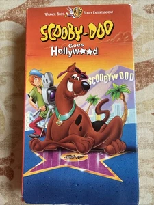 Scooby Doo Goes Hollywood VHS Videokassette 1979 Hanna Barbera Clamshell 1997 sehr guter Zustand - Bild 1 von 3