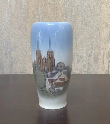 Jarrón Royal Copenhagen Art Nouveau Catedral de Roskilde Nº 4557 Foto 1 de 3