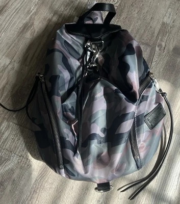 Mochila de náilon Rebecca Minkoff Julian estampa camuflada  - Imagem 1 de 4