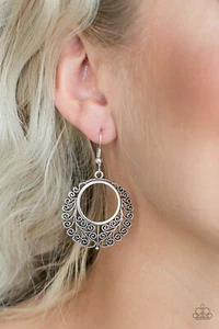 Paparazzi Grapevine Glamouröse Silber Ohrringe - Bild 1 von 3