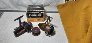 2 Vintage Reels ~ Daiwa 404 & Daiwa 7500 + Spare Spool + Old Box (box as found) - Picture 1 of 2