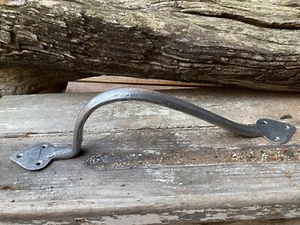 VERY LARGE ANTIQUE GOTHIC STYLE HAND FORGED IRON DOOR / GATE PULL HANDLE 34.cm - Picture 1 of 3